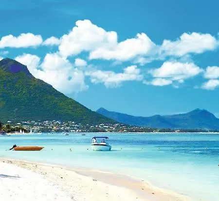 Azure 4 Bedrooms Haven Retreat: Where Tranquility Meets Turquoise Waters, Flic En Flac Mauritius Exterior photo