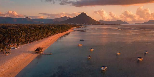 Villa Azure 4 Bedrooms Haven Retreat: Where Tranquility Meets Turquoise Waters, Mauritius *